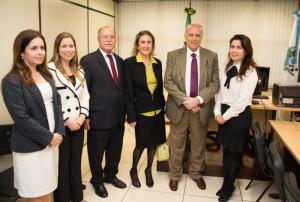 A corregedora des. Maria Augusta Vaz (ao meio); as juízas Andrea Magalhães Araújo e Monique Abreu David e o desembargador Lúcio Durante (à esquerda); e o presidente des. Luiz Fernando Ribeiro de Carvalho e a juíza Márcia Andrea Rodrigues Lema (à direita). Foto: Brunno Dantas/TJRJ