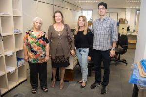 A corregedora-geral da Justiça ao lado de servidores durante visita ao Anexo Cidade Nova