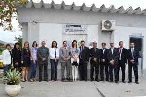 A comissão do TJSE após visitarem as salas de vídeo conferência acompanhada pelo Secretário da Seap, Coronel Erir Ribeiro; pelas juízas Simone Lopes e Lúcia Regina Magalhães; pela da diretora da DGJUR, Alessandra Anátocles; e pela responsável pelo sistema de videoconferência na DGJUR, Maria Cristina Guimarães.