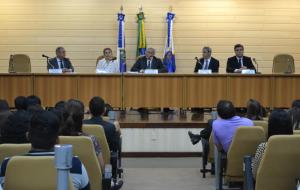 A corregedora-geral da Justiça e o presidente do TJRJ, ao centro, durante a cerimônia de posse dos 295 novos servidores da Justiça estadual