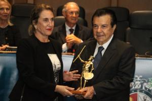 A corregedora-geral da Justiça, desembargadora Maria Augusta Vaz, entregou o Troféu Dom Quixote da Imprensa para o jornalista Fábio de Salles Meirelles (Foto: Brunno Dantas TJRJ)