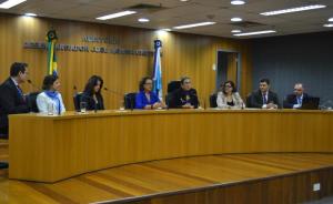 A corregedora-geral da Justiça ao centro, ao lado das juízas auxiliares da CGJ, dos diretores da DGFEX e da presidente da ARPEN-RJ