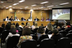 Da esquerda para a direita: juíza auxiliar da CGJ Simone Lopes da Costa, juiz auxiliar da Presidência Antônio Aurélio Abi Ramia, corregedora-geral da Justiça, presidente do TJRJ, juíza auxiliar da Presidência Adriana Ramos de Mello, e juíza auxiliar da CGJ Regina Lúcia Chuquer