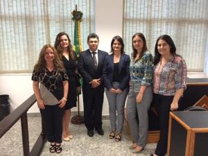 A juíza auxiliar da CGJ Ana Lúcia Vieira do Carmo e a juíza dirigente do 7º NUR Denise Salume Amaral do Nascimento, com a equipe da DGFEX durante apresentação do projeto de integração dos Serviços Extrajudiciais