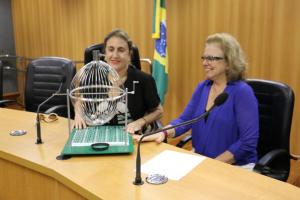 A corregedora-geral da Justiça, desembargadora Maria Augusta Vaz, realiza o sorteio dos Serviços, ao lado da juíza auxiliar da CGJ, Regina Lúcia Chuquer de Almeida Costa de Castro Lima