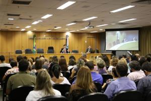 A palestra foi ministrada pelo diretor-geral da DICIN, Jobson Pereira, e pelo chefe do Serviço de Atendimento (SEATE) da DICIN, Marcelo Lettério dos Santos.