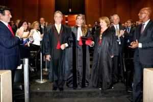 Os desembargadores Mauro Dickstein e Odete Knaack conduziram ao plenário a nova desembargadora do TJRJ, Marianna Fux