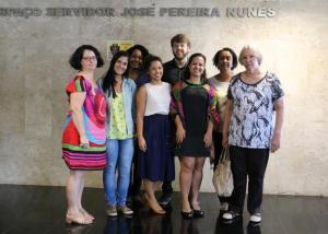 As palestrantes Emilly Marques Tenório e Tânia Dahmer Pereira  com os integrantes da Comissão de Assistentes Sociais do TJERJ