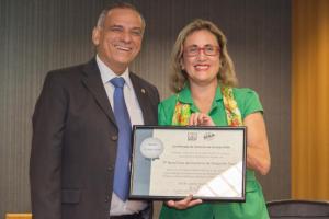 A corregedora-geral da Justiça, desembargadora Maria Augusta Vaz, entregou o certificado do SIGA para o chefe de serventia da 7ª Vara Cível de Duque de Caxias, Evandro Henrique da Rocha