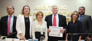 2) Da esquerda para a direita: o defensor público Luiz Paulo de Carvalho, a corregedora-geral da Justiça, a desembargadora Áurea Pimentel, o diretor-geral da Emerj, a psicóloga do TJRJ Glicia Brazil e o presidente do IBDFAM/RJ Luiz Cláudio Coelho