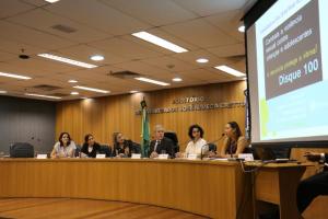 As juízas Simone Lopes da Costa e Maria Tereza Donatti, a corregedora-geral da Justiça, o desembargador José Daltoé, e as servidoras do TJRJ Aparecida Sayão e Aurea Guimarães durante a abertura do seminário