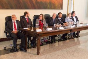 O presidente do TJRJ, a corregedora-geral da Justiça e membros do Ministério Público, da Defensoria Pública, da Polícia Civil e da Prefeitura do Rio compuseram a mesa de honra durante a cerimônia (Foto: Brunno Dantas/TJRJ)