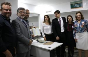 A juíza auxiliar da Corregedoria, Regina Chuquer, à direita da foto, com representantes do Detran- RJ e da Arpen-RJ, durante a emissão da primeira certidão de nascimento com RG e CPF do país