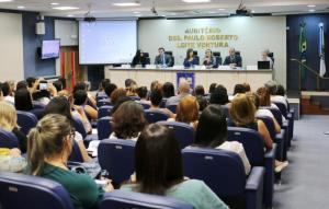 A corregedora-geral da Justiça do Estado do Rio de Janeiro, desembargadora Maria Augusta Vaz, abriu o evento sobre Escuta Qualificada de crianças e adolescentes