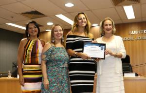 A corregedora-geral da Justiça, desembargadora Maria Augusta Vaz, durante a entrega da premiação para a equipe do Juizado Especial Adjunto Cível da Comarca de Rio Bonito