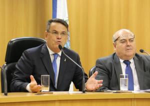 Corregedor Claudio de Mello Tavares e juiz Mello Serra