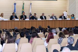 A mesa diretora do V Fórum Nacional de Mediação e Conciliação, no Auditório Antonio Carlos Amorim
