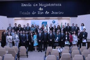 Participantes do III Fonajup posam para foto histórica