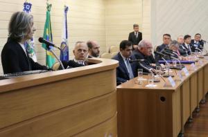 A Ministra fala sobre a necessidade de a sociedade se unir em busca de paz