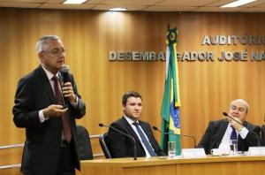 O desembargador Jessé Torres faz palestra observado por Gabriel de Albuquerque e pelo juiz Mello Serra