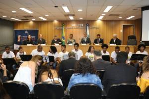A Orquestra da Providência se apresenta na frente da mesa diretora
