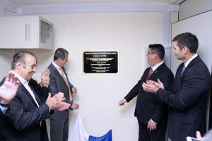 Os desembargadores Mauro Martins e Claudio de Mello Tavares descerram a placa de inauguração do posto