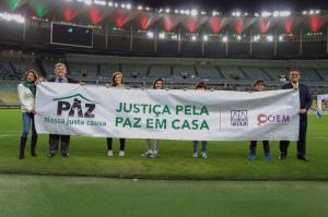 A faixa foi mostrada antes e no intervalo do jogo