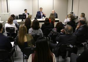 O Corregedor-Geral, com juízes auxiliares, em reunião com magistrados na Cidade Nova