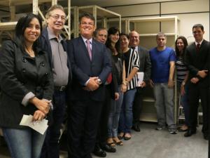 O Corregedor-Geral, os juízes auxiliares e funcionários de um cartório na frente de estantes que estavam cheias de processos