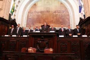 Os homenageados e a mesa diretora da Alerj  logo após a entrega dos prêmios