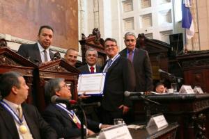 O Corregedor-Geral instantes depois de receber a medalha das mãos do presidente do TJRJ