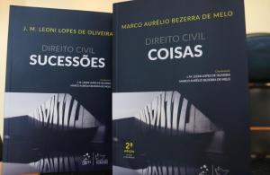 Dois volumes da Coleção de Direito Civil