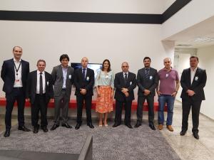 Da esquerda para a direita: Leonardo Oehrling, representante da Equinix; Nilton Carlos Firmino, diretor-geral da DGFEX; Sérgio Ávila, diretor de Tecnologia da ARIRJ; Sergio Pinto Cardoso, diretor da Divisão de Instrução e Pareceres para Serventias Extrajudiciais; Maria Angélica Henrique Silva Saraiva, diretora da Divisão de Fiscalização Extrajudicial; José Euclides Corrêa Guinancio, diretor de Monitoramento Extrajudicial; Leonardo Monçores, presidente da ARIRJ; Luciano Pullig Sampaio, do 4° Ofício de Registro de Imóveis da Comarca da Capital; e José Eduardo de Moraes, diretor de Tecnologia da ARIPAR