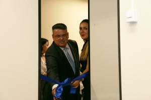 O Corregedor-Geral e a juíza Vanessa Cavalieri cortam a fita de inauguração da sala da Gamboa
