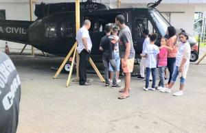 Crianças de abrigos municipais conhecem de perto um helicóptero da Polícia Civil