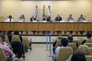 Integraram a mesa de abertura a professora Flaviane Magalhães, a juíza Alessandra Bilac, os desembargadores Luis Gustavo Grandinetti, José Munõs Piñeiro, Marcos André Chut, o professor Leonel Gonzales e o juiz Paulo Cesar de Carvalho Filho