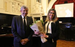 O desembargador Marcelo Anátocles entregou a homenagem à primeira-dama do Estado, Helena Witzel