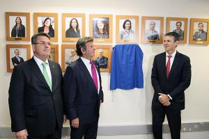 O presidente do TJRJ, desembargador Claudio de Mello Tavares, o ministro Luiz Fux e o diretor-geral da Emerj, desembargador André Gustavo Corrêa de Andrade