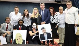 O elenco da peça com a diretora Lúcia Frota e o desembargador Murilo Kieling, presidente do Fórum Permanente de Diálogos e Debates Jurídicos da EMERJ.