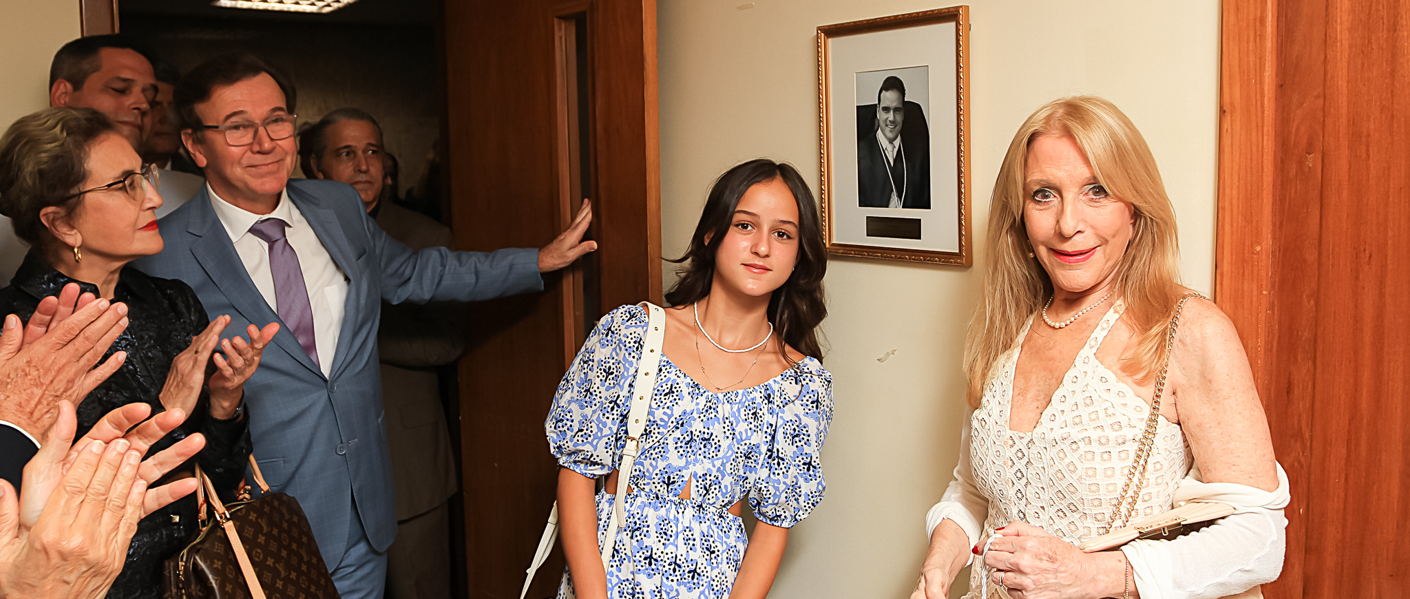   Familiares do juiz homenageado Mário Henrique Mazza visitam sala do NUGEP batizada com o nome do magistrado 