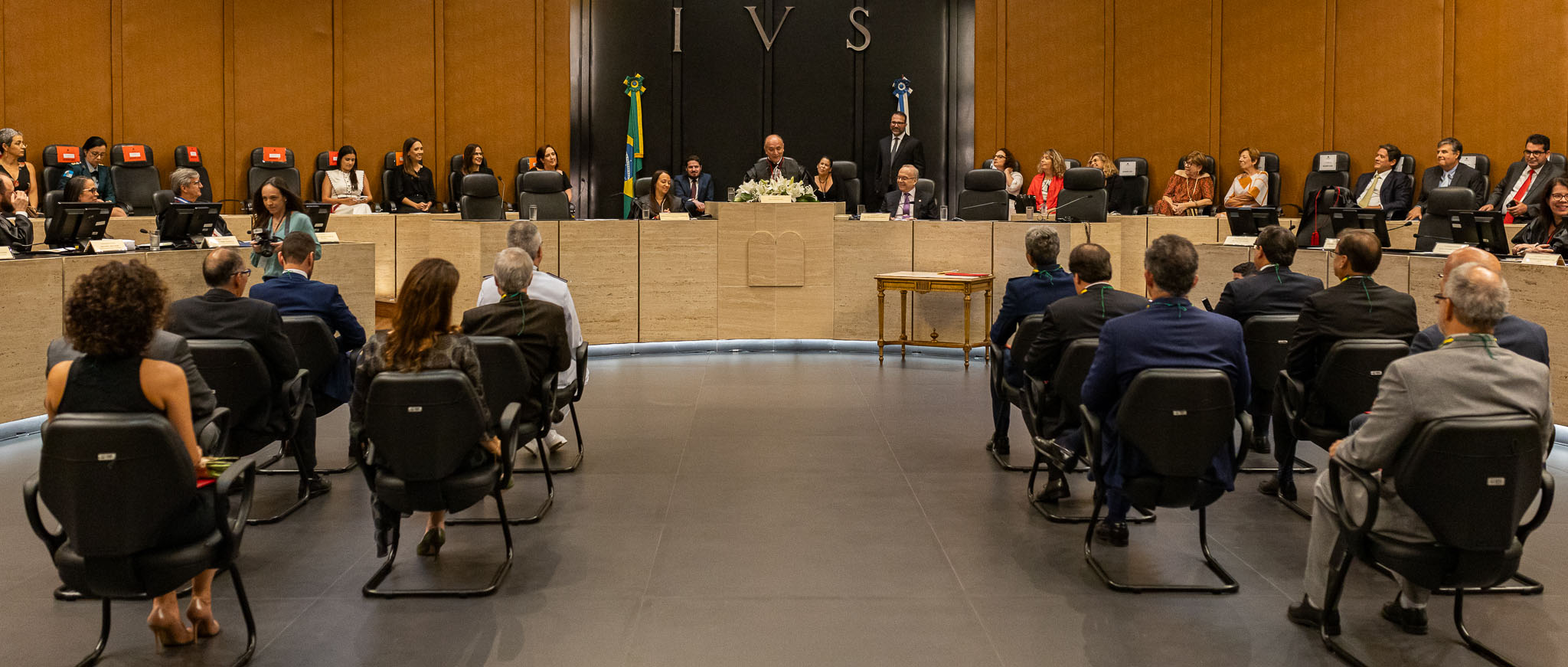 O presidente do TRE-RJ, desembargador João Ziraldo Maia, preside cerimônia de entrega das Medalhas do Mérito Eleitoral no Plenário Desembargador Estenio Cantarino Cardozo