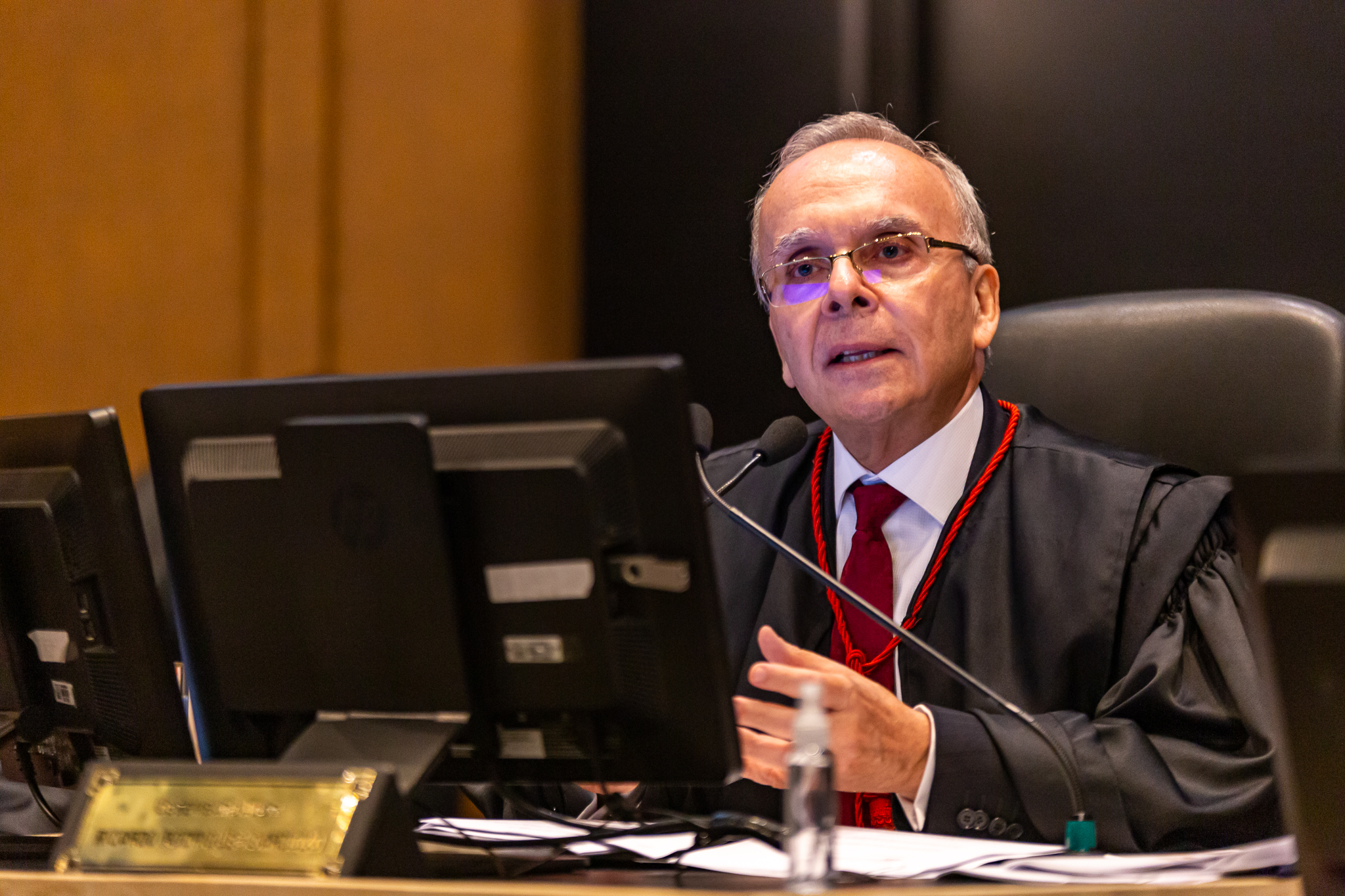 foto do desembargador Ricardo Cardozo sentado presidindo a sessão do Órgão Especial