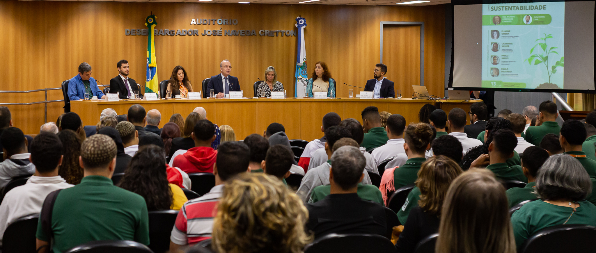 Da esquerda para direita: Pablo Saulo, coordenador da Rede A3P e representante do Ministério do Meio Ambiente; Guilherme Syrkis, diretor Executivo do Centro Brasil no Clima; des. Teresa de Andrade Castro Neves, presidente da COSUS, des. Ricardo Rodrigues Cardozo, presidente do Tribunal de Justiça do Rio, Ana Paula Monte Figueiredo Pena Barros, juíza Auxiliar da Presidência; Simone Pszczol, diretora de Gestão do CBC;  e Guilherme Lima, gerente de Estudos do Centro Brasil no Clima