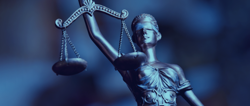 Imagem do símbolo da Justiça (deusa Têmis) sob filtro azul 