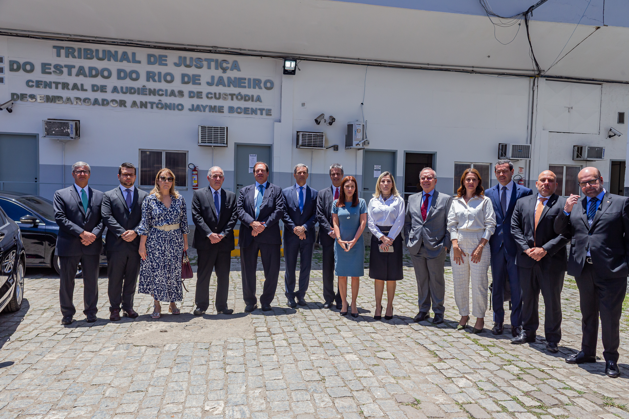 Da esquerda para direita: presidente TJRJ, desembargador Henrique Carlos de Andrade Figueira; enteado do desembargador Boente, Diego; viúva do desembargador Boente, Márcia; 2º vice-presidente do TJRJ, desembargador Marcus Henrique Pinto Basílio; corregedor Nacional de Justiça e ministro do STJ, Luis Felipe Salomão; ministro do STJ, Marco Aurélio Belizze; desembargador do TJRJ e conselheiro do CNJ, Mauro Pereira Martins; coordenadora da Central de Custódia de Benfica, Simone Rolim; secretária Seap, Maria Rosa Lo Duca Nebel; corregedor-geral de Justiça, Ricardo Rodrigues Cardozo; presidente da Amaerj, juíza Eunice Haddad, juiz auxiliar da Corregedoria do CNJ, Daniel Vianna; juiz auxiliar da presidência, Rafael Estrela; e desembargador Luiz Felipe Francisco 