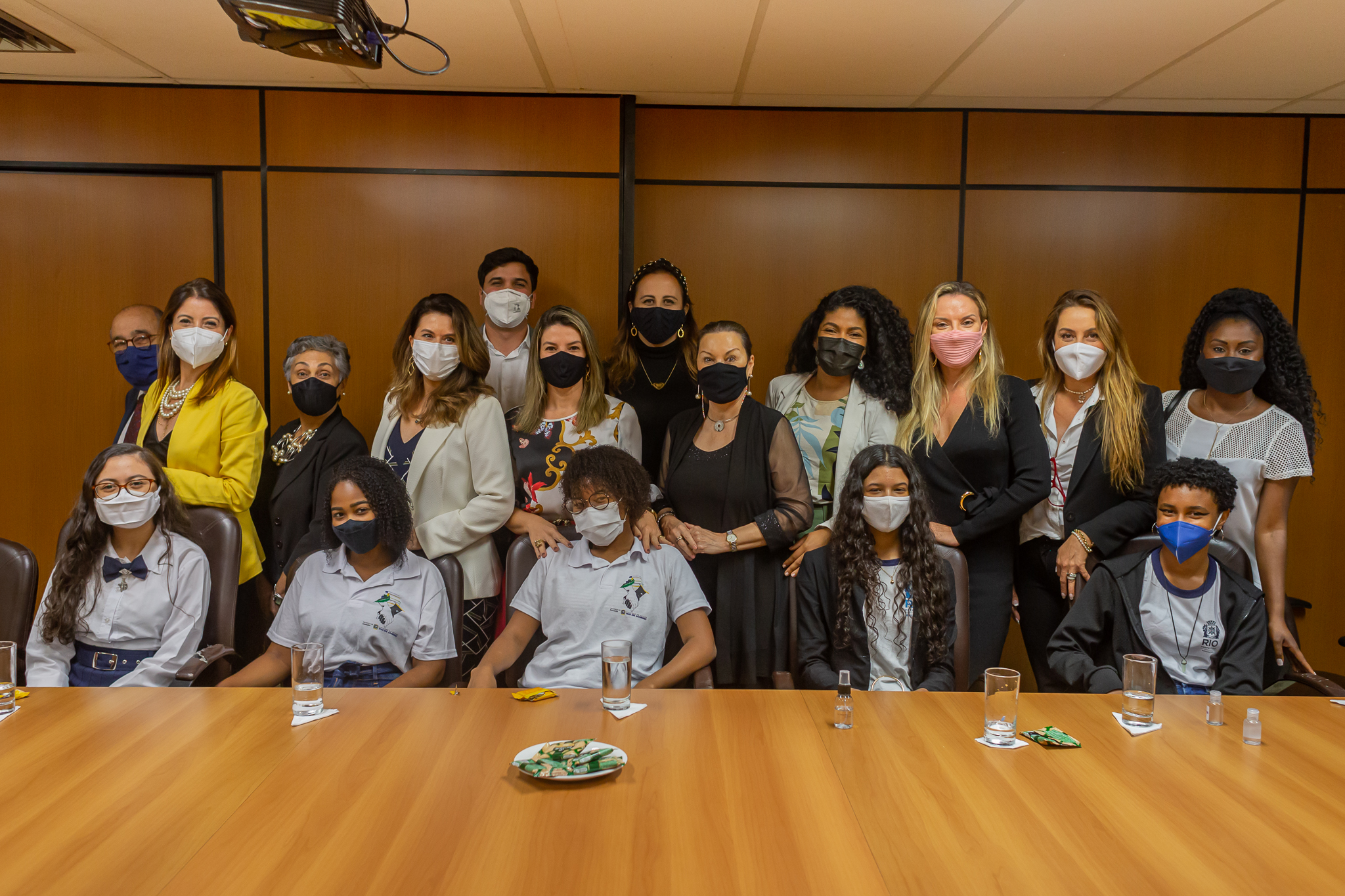 A presidente do Cogen, desembargadora Suely Lopes Magalhães, com as juízas Adriana Ramos de Mello, Juliana Cardoso, Mirela Erbist, Renata de Lima Machado, Rosana Albuquerque, o secretário municipal de Educação Renan Ferreinha, a subsecretária de Estado de Políticas para as Mulheres, Glória Heloiza e alunas da rede pública. 