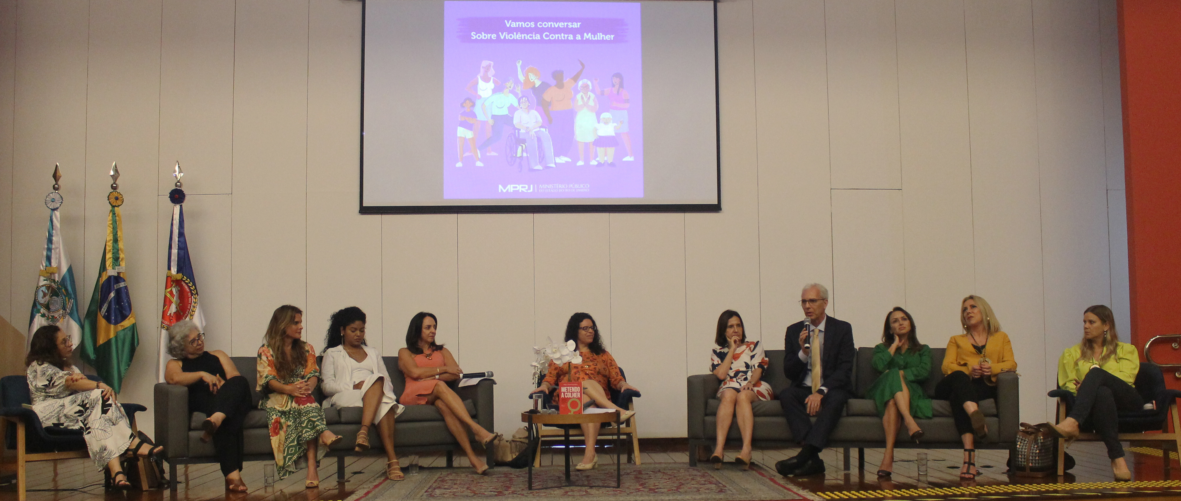 Da esquerda para a direita: Professora Claudia Freitas; promotora Rúbian Coutinho; juíza Luciana Fiala (em pé); secretária municipal Joyce Trindade; subprocuradora Ediléa Cesário; procuradora Carla Araújo, mediadora do evento; deputada Martha Rocha; desembargador Wagner Cinelli; promotora Renata Carbonel; servidora do TJRJ Isabela Francisco e delegada Gabriela von Beauvais.