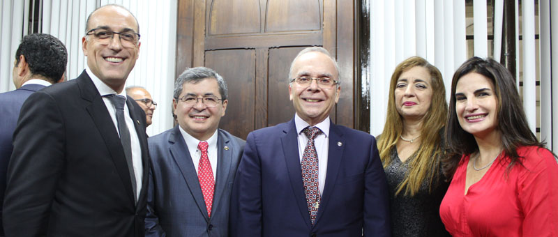 Foto posada. Da esquerda para direita: desembargadores André Luis Mançano Marques e Vitor Marcelo Aranha Afonso Rodrigues; presidente do TJRJ, desembargador Ricardo Rodrigues Cardozo; e desembargadores Lucia Regina Esteves de Magalhães, Vitor Marcelo Aranha Afonso Rodrigues e Renata Silvares França Fadel