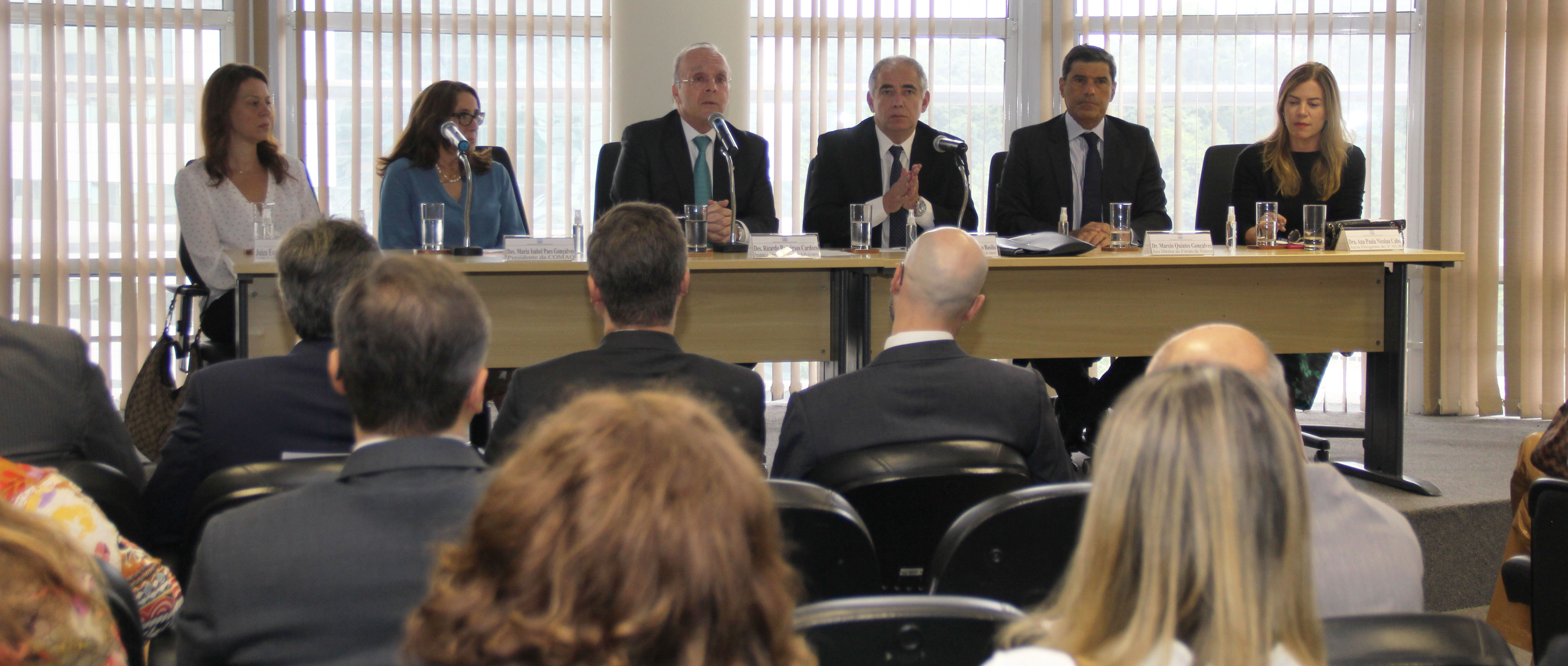 Na mesa, da esquerda para direita: presidente AMAERJ juíza Eunice Bittencourt; desembargadora Maria Isabel Paes Gonçalves; presidente TJRJ, desembargador Ricardo Cardozo; corregedor-geral do TJRJ, Marcus Henrique Basílio; juiz diretor do Fórum de Niterói, Marcio Quintes Gonçalves; e a juíza Ana Paula Nicolas