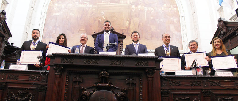 Na mesa, da esquerda para direita: desembargador Federal Tiago Santos Silva; desembargadora Renata Silva França Fadel; presidente do TJRJ, desembargador Ricardo Cardozo; presidente da ALERJ Rodrigo Bacellar; secretário de Estado da Casa Civil Nicola Miccione; desembargadores André Luis Mançano Marques, Vitor Marcelo Aranha Afonso Rodrigues e Lucia Regina Esteves de Magalhães